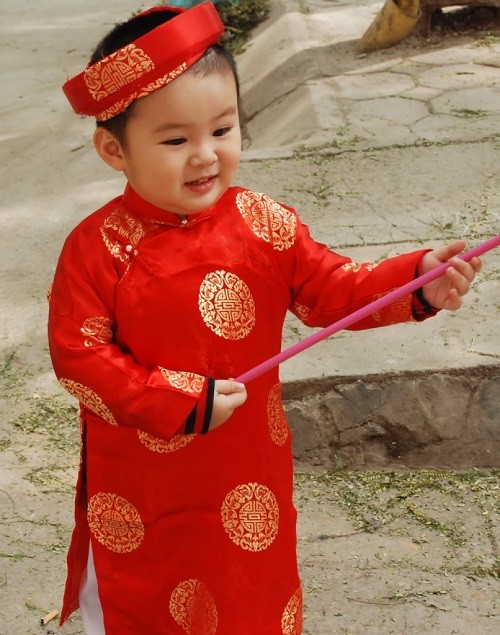 Ngam be mac ao dai chuan bi don Tet cuc dang yeu-Hinh-2